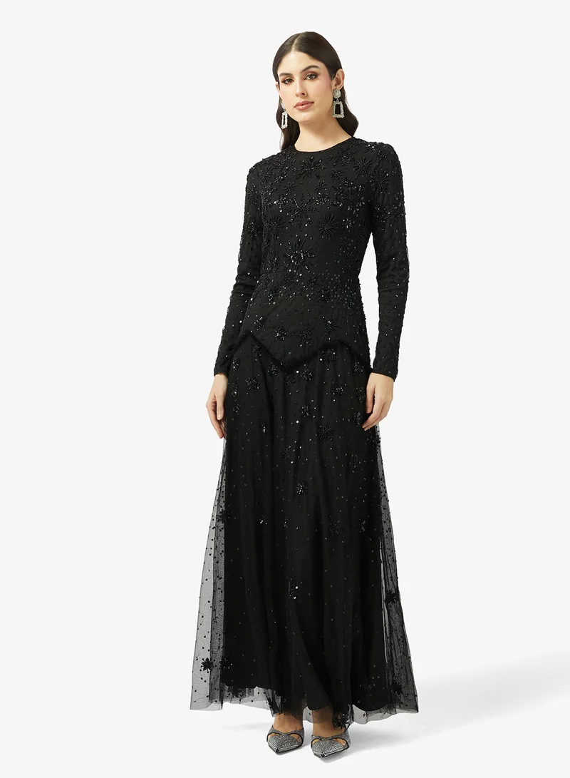 ماري فستان طويل بياقة قارب وتفاصيل شبكية